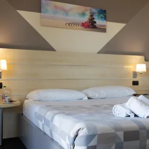 Giallo Hotel Noceto